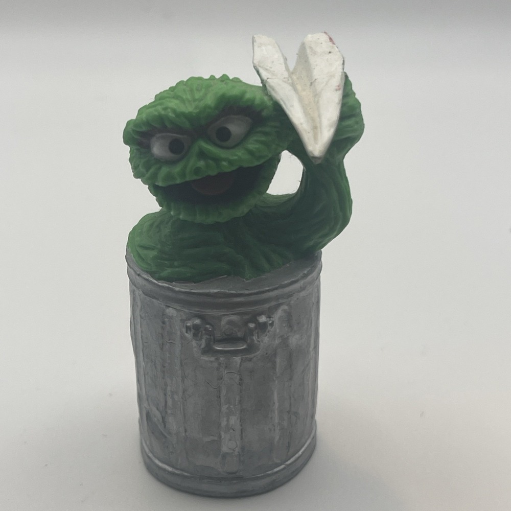 Oscar the Grouch w/ Paper Airplane 3" PVC Figure Applause Sesame Street 1980's - Picture 4 of 11